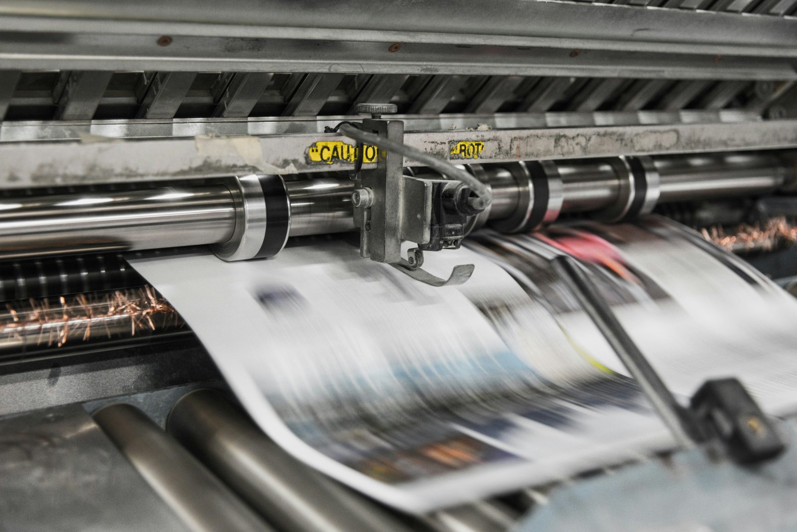 Offsetdrukpers in bedrijf tijdens een productierun