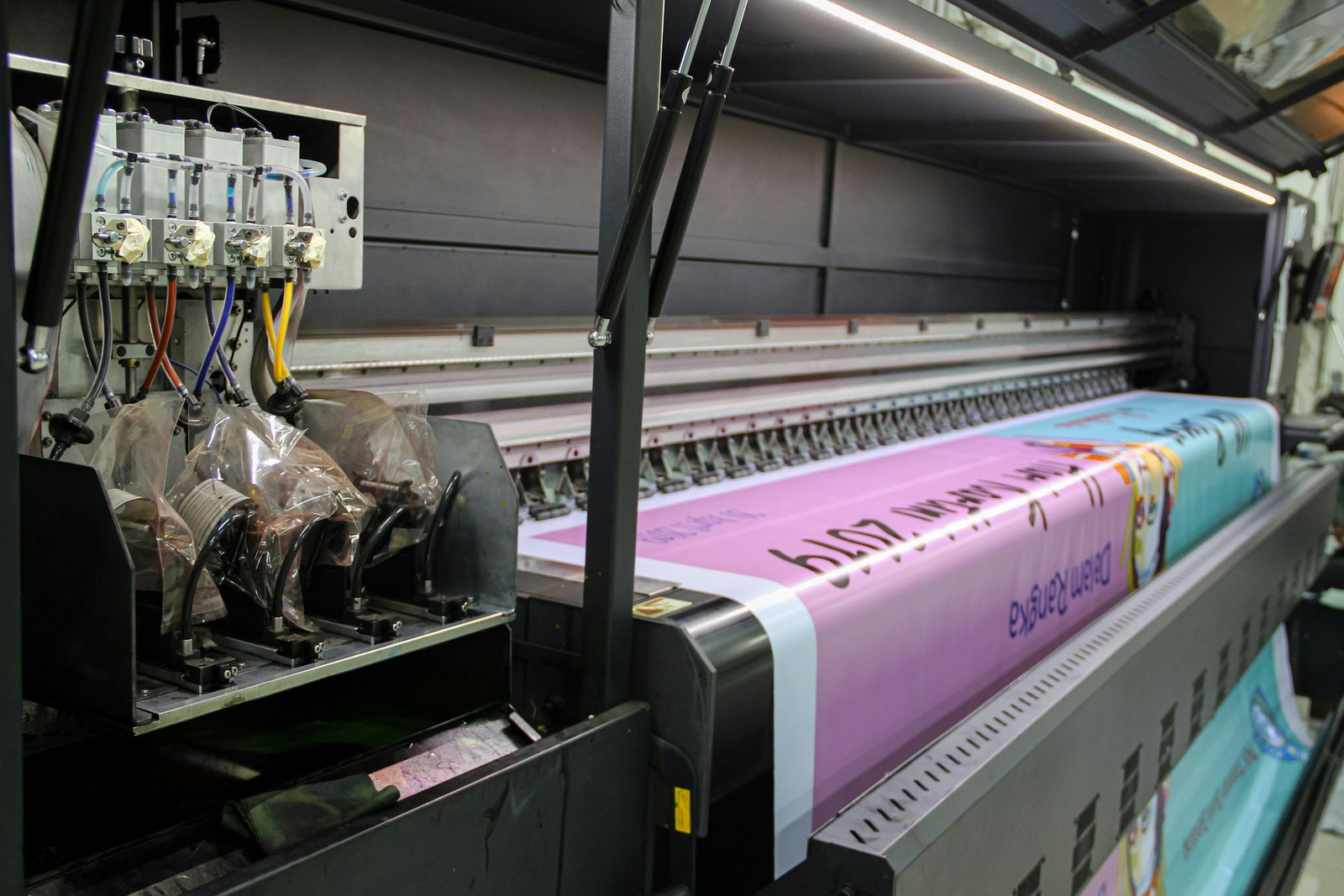Grootformaatprinter die een lange bedrukte banner uitvoert