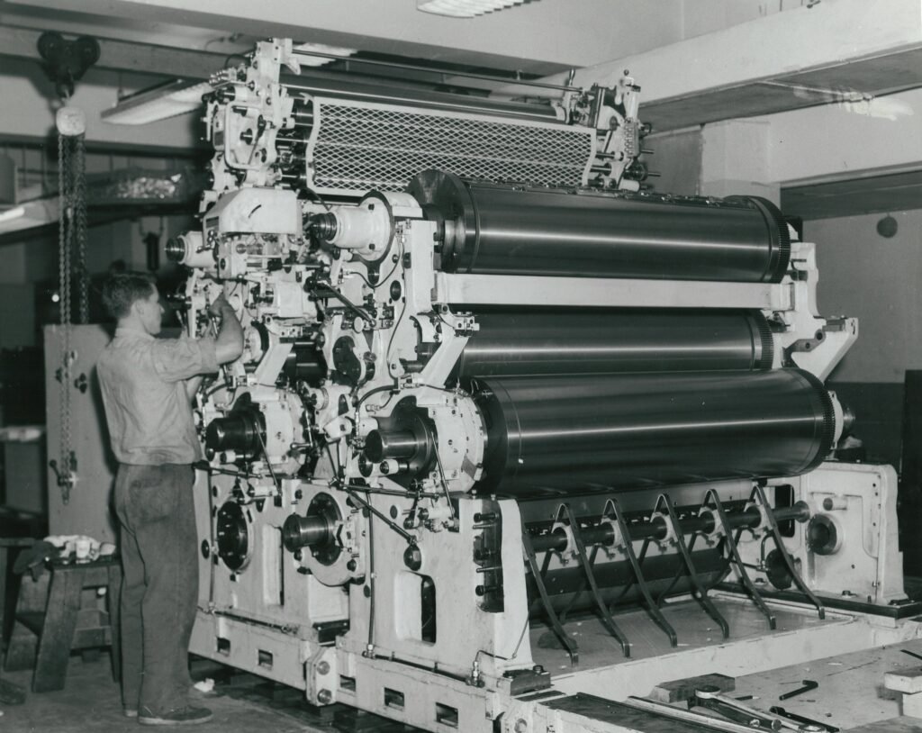 Medewerker die een productiemachine bedient